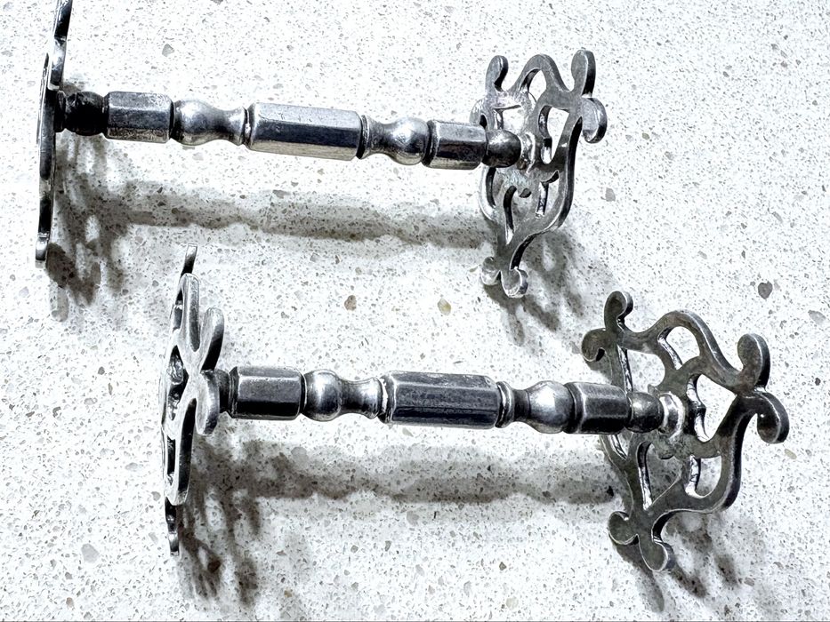 Raro antigo par de apoios para facas com banho em prata