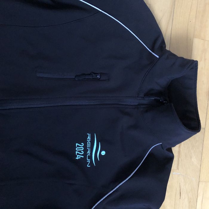 Czarny softshell