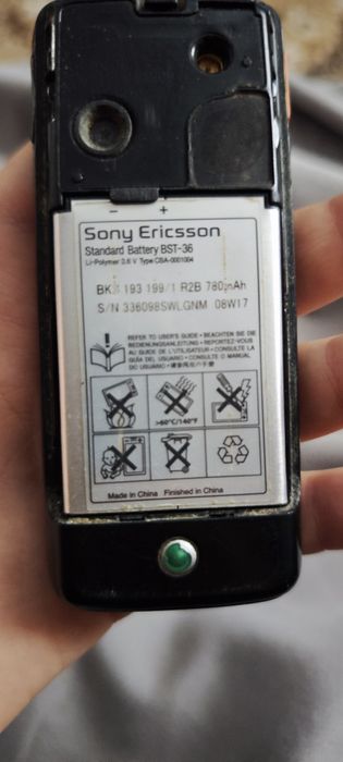 смартфон Sony Ericsson W200i.
