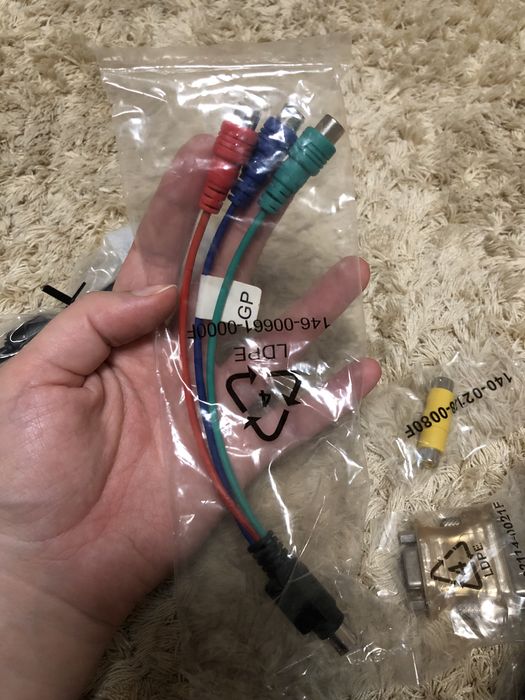 Різні шнури кабелі для компютера і супутникового приймача