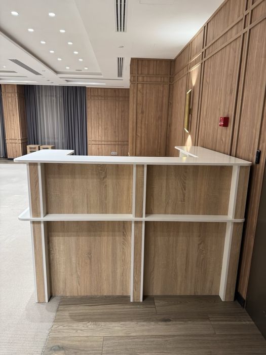 Стійка-ресепшн в ідеальному стані.