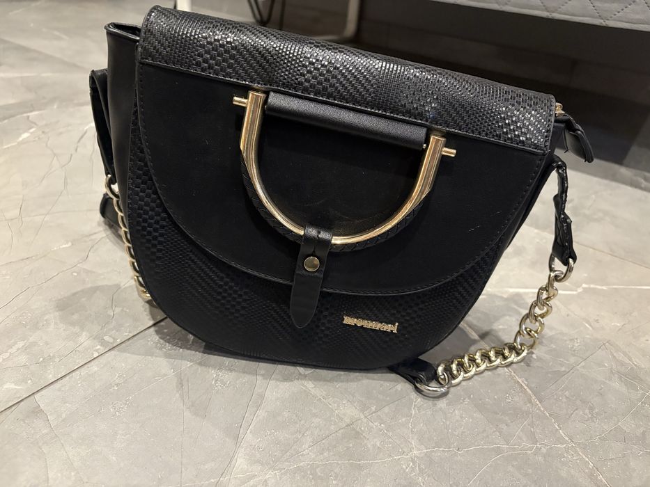 czarna torebka Monnari jodełka złoto klasyka elegancja