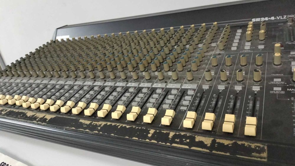 Mesa de Som Mackie 24 canais