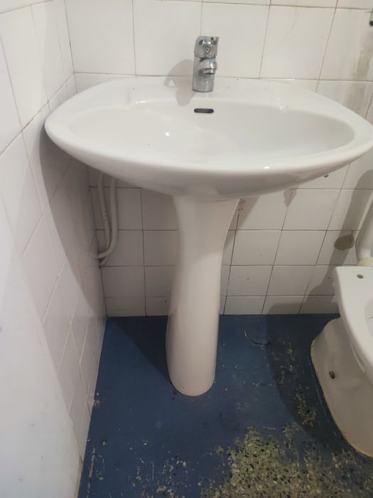 Lavatório com pé