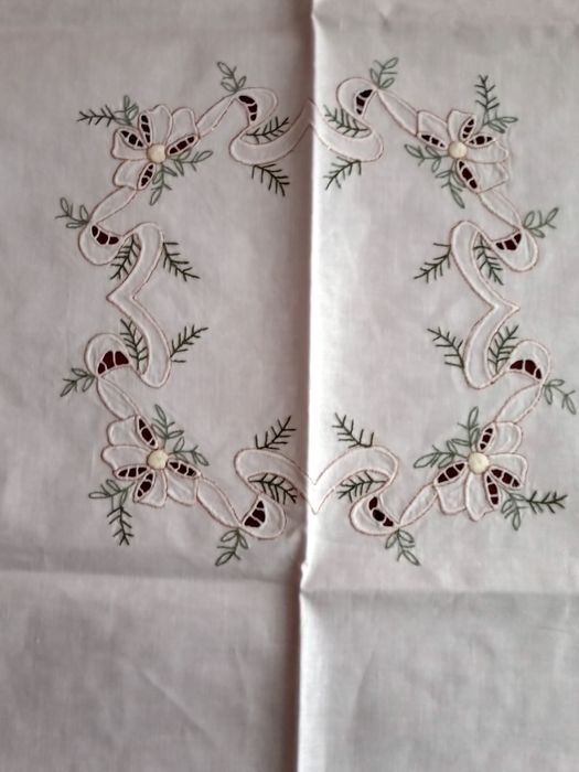 Святкова новорічна скатертина на маленький столик. Нова.Ціна 250 грн.