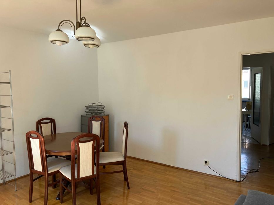Wynajmę dwa pokoje z balkonem w mieszkaniu trzypokojowym we Wrocławiu na ul. Kiemliczów