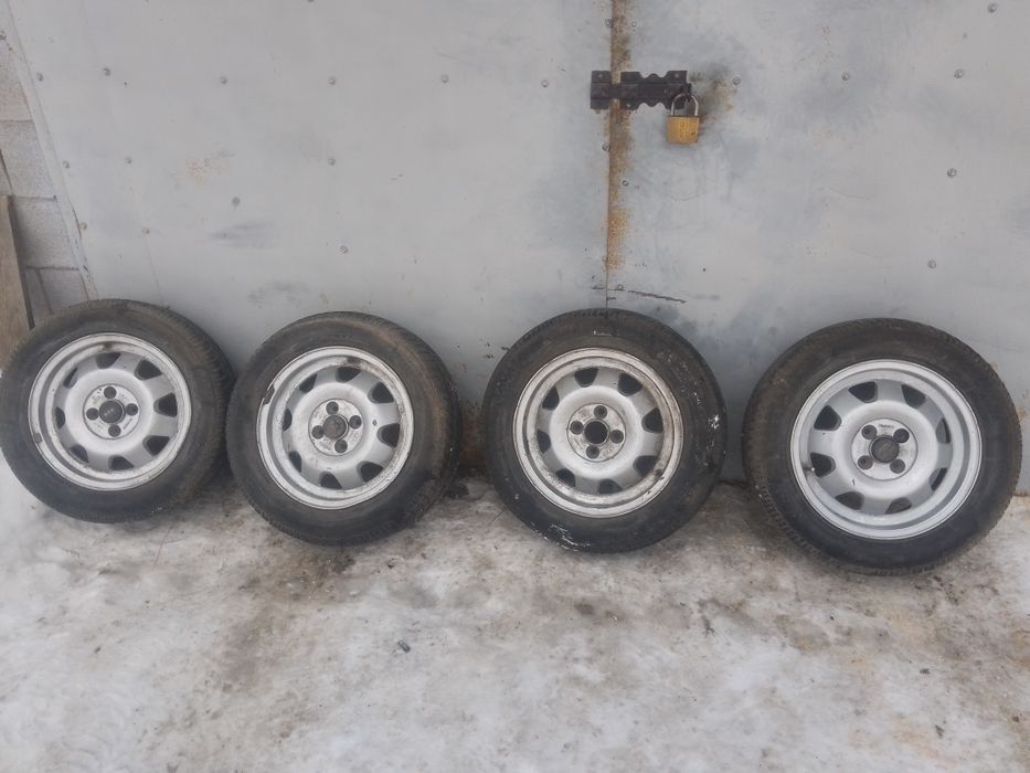 Продам тітани 4.100 R15. зимовою резиною