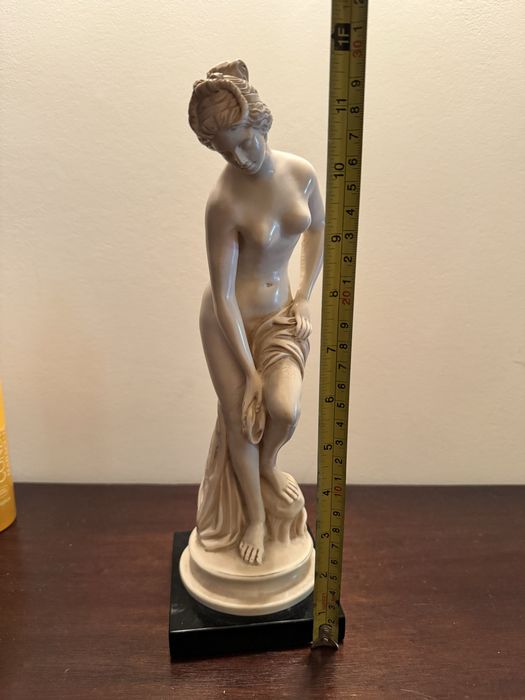 Estatueta feminina decorativa deusa romana Vénus estilo clássico/art déco, base preta, 30 cm