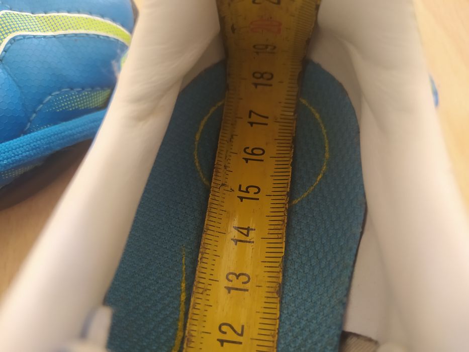 Buty sportowe / korki / śnieżynki - rozm. 30 / 18 cm