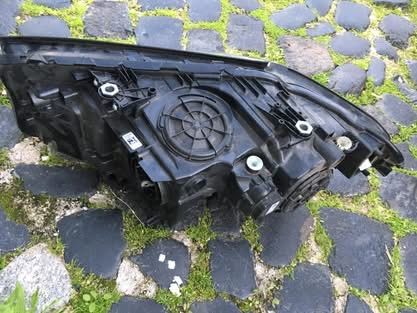 Farol BMW 520D lado direito de 2018 em LED