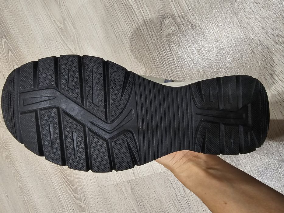 Продам нові кросівки Venice