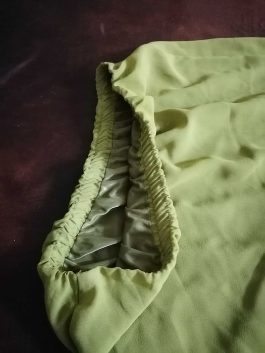 Saia verde, com efeito de folhos