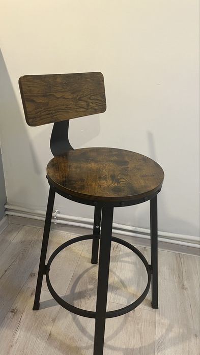Zestaw eleganckich hokerów