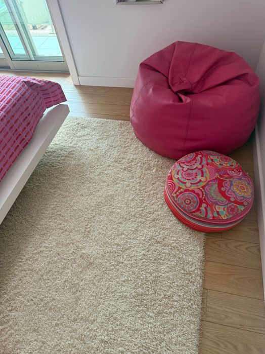 Mobília de Quarto – Cama com Testeira em Eco-Pele, Colchão, Mesa de Cabeceira e Puff