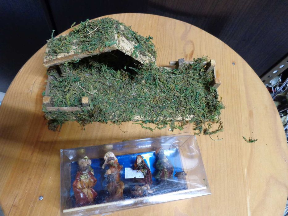 Presépio com 8 figuras e cabana