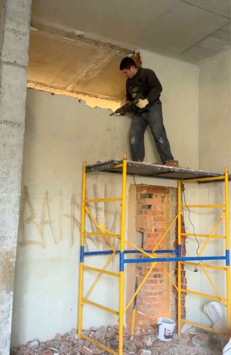 Демонтаж стяжки, штукатурки, стін.  Вивіз будівельного сміття