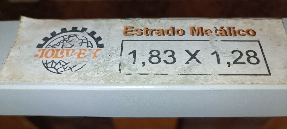 Estrado metálico