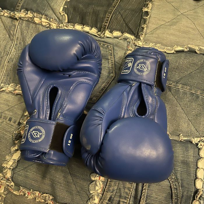 боксерські рукавиці , бинти , шолом