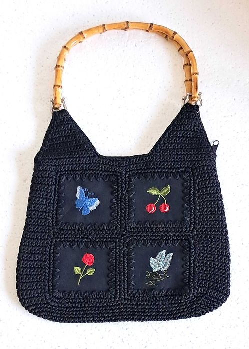 Unikatowa czarna pleciona torebka z haftami i bambusowymi uchami