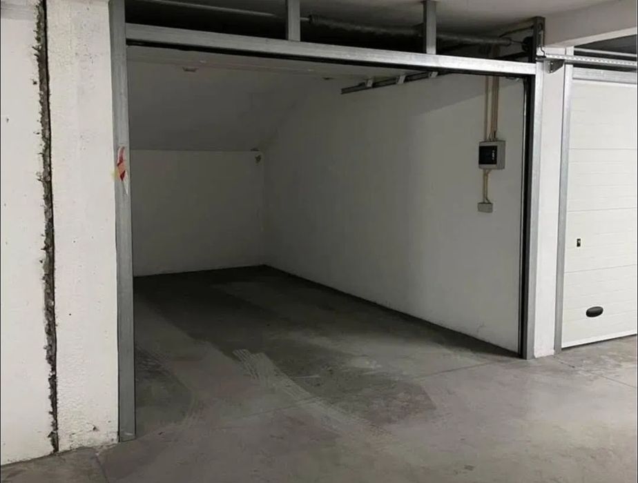 Lugar para Mota em Garagem Box Fechada | Espaço Partilhado