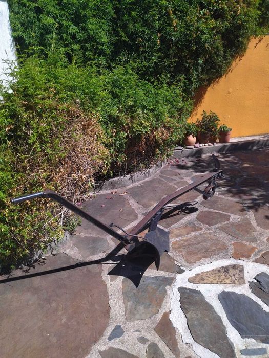 Charrua antiga, arado de tração animal, para decorar Jardim