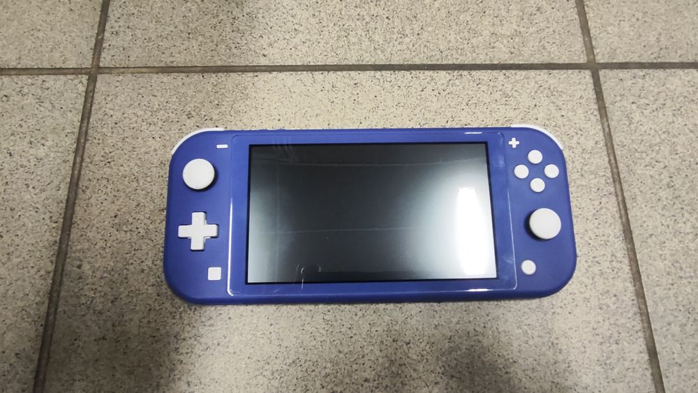 Nintendo Switch Lite + 2 gry