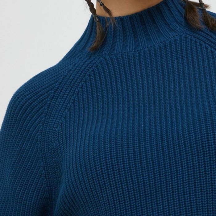 Жіночий светр темно синій