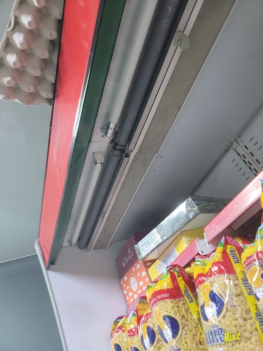 Холодильник для продуктів, працює