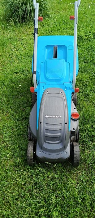 Plastikowy pojazd z czterema kółkami i koszem.