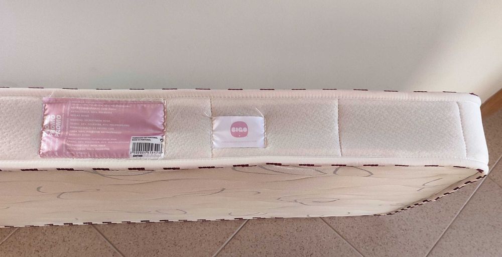 Cama de bébé dobravel com muitos acessorios