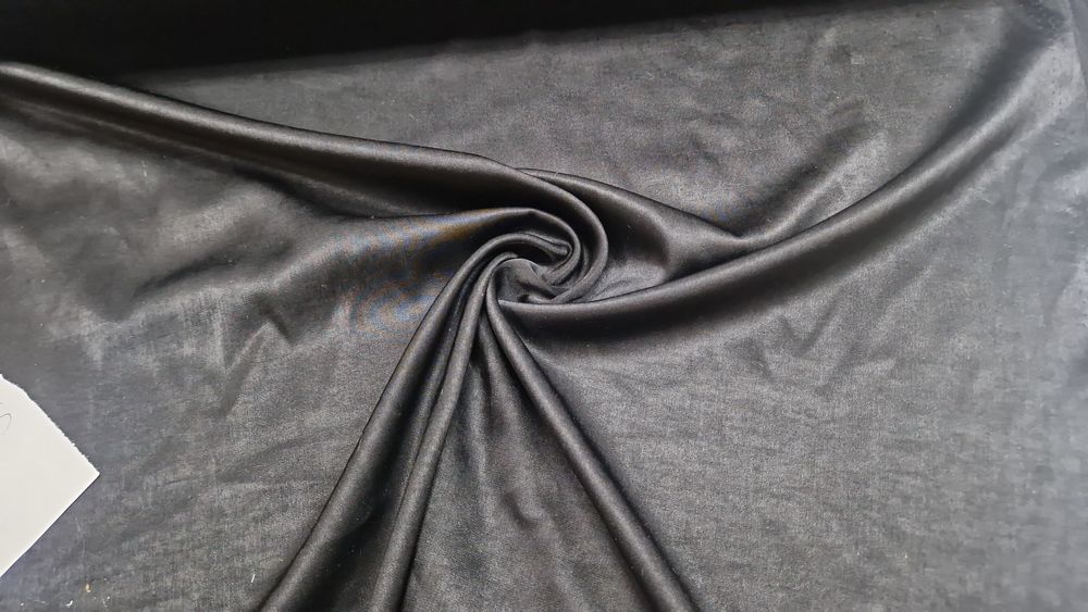 Tkanina czarna cieńsza szer.145 cm.