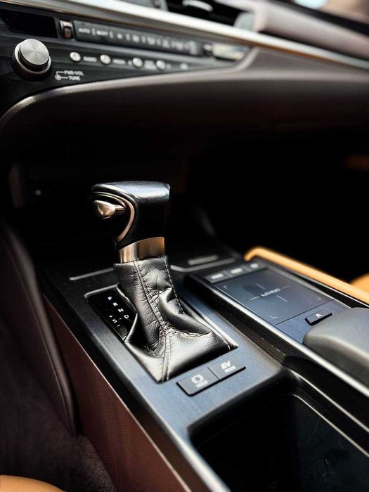 Lexus ES 2021 300h e-CVT