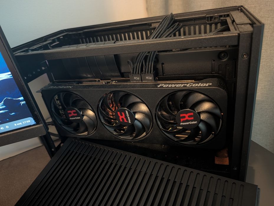 Komputer Gaming Custom Ryzen 9 / 9070 XT/32 RAM/4TB