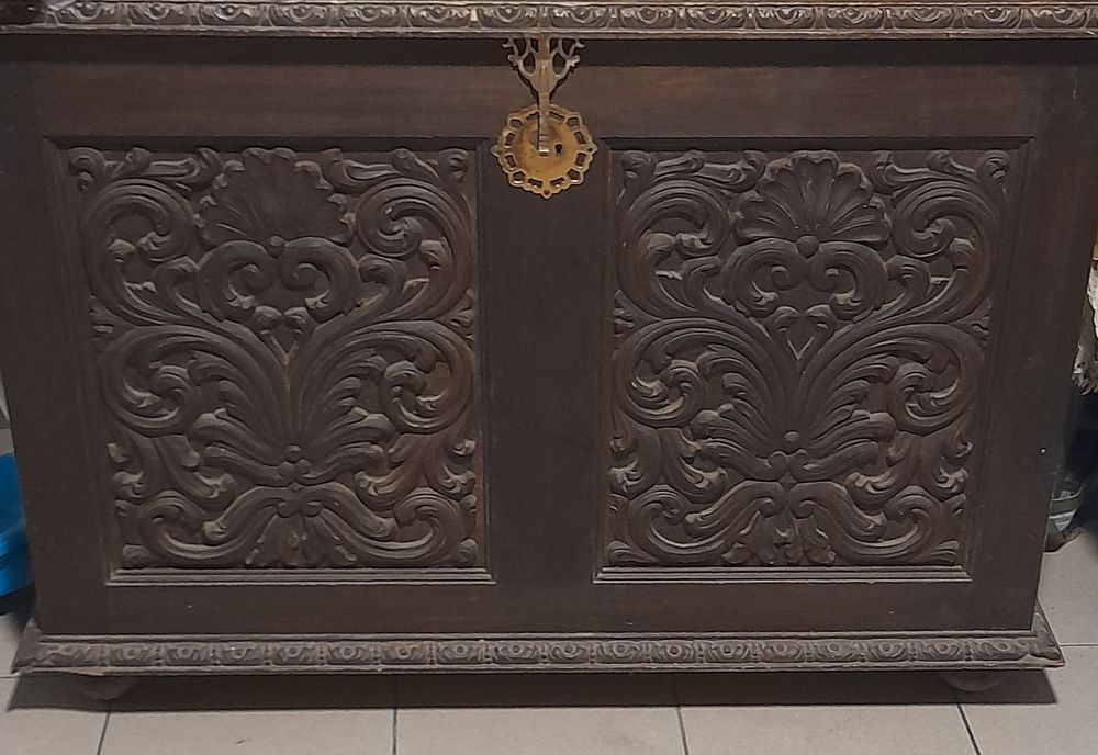 Vendo arca de madeira, trabalhada á mão.