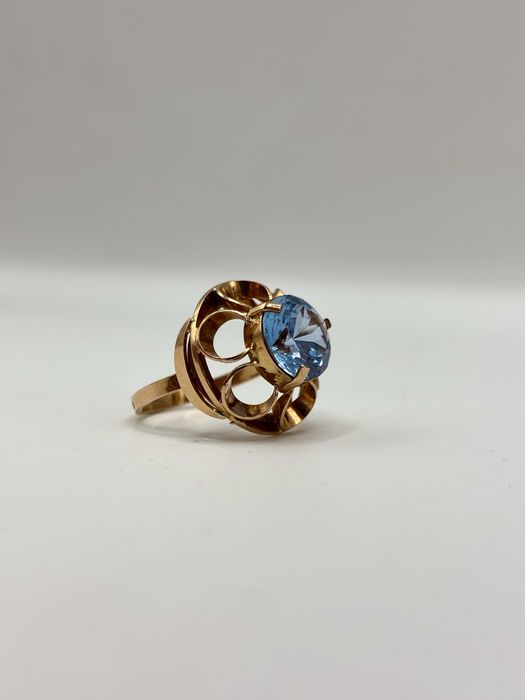 Złoty pierścionek z niebieskim oczkiem
