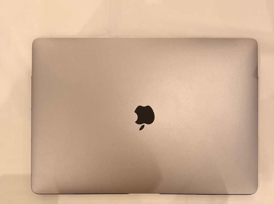 MacBook Pro 15" 2018 (i7 / 16GB RAM) + Capas de Proteção