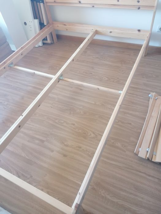 Cama de madeira nova