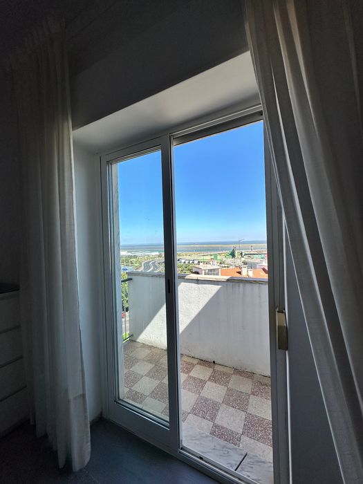 QUARTO C/ VARANDA , para SOLTEIROS H/M , PROX ao comboio Sta iria