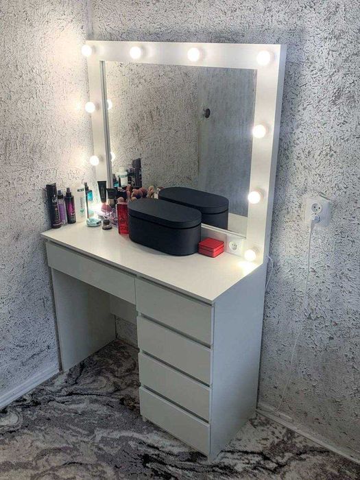 Туалетный, гримерный столик,макияжное,визажное зеркало,стол бровиста.