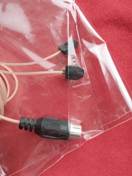 В упаковке Антенна FM ФМ с металлическим штекером для радио / Тюнера