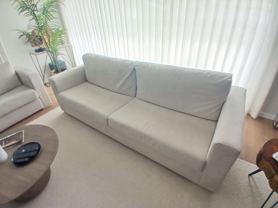 Conjunto dois sofas e um pufe