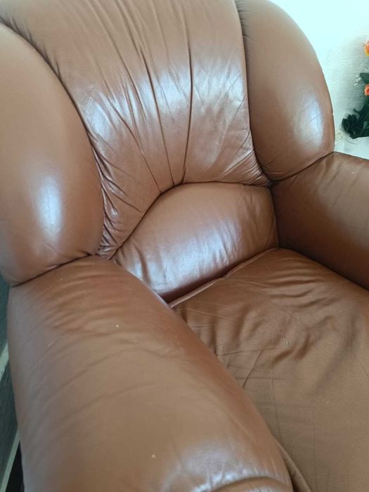 Conjunto 1 Sofá e 2 Poltronas Castanhas em Pele