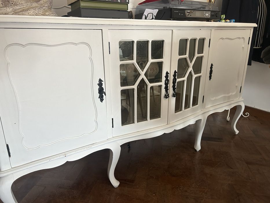 Aparador estilo Luís XV branco com portas em vidro