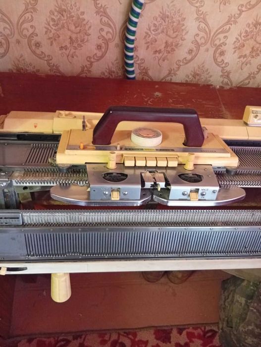 Продам двох фантурну в'язальну машину виробництва Японія