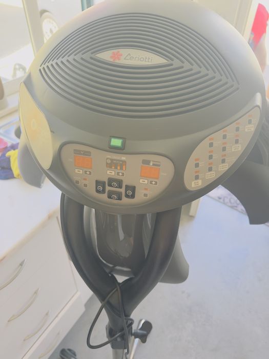 climazone profissional, modelo C3000 da marca italiana Ceriotti, usado em salões de beleza.O equipamento é composto por 5 pás equipadas com lâmpadas