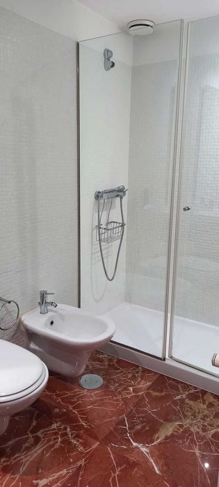 Alugo a estudante quarto com casa de banho privativa,  no Porto.