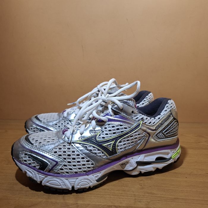 Жіночі фірмові кросівки Mizuno