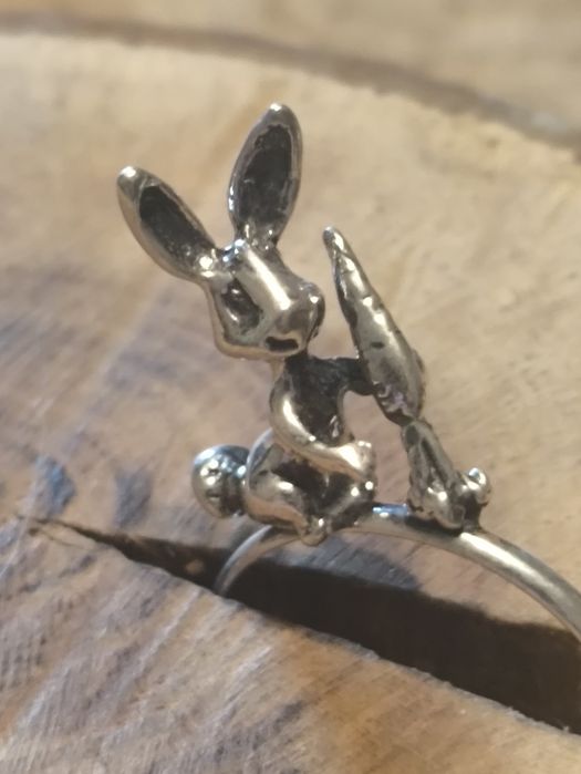 Srebrny artystyczny pierścionek Zając ,marchewka . Vintage
