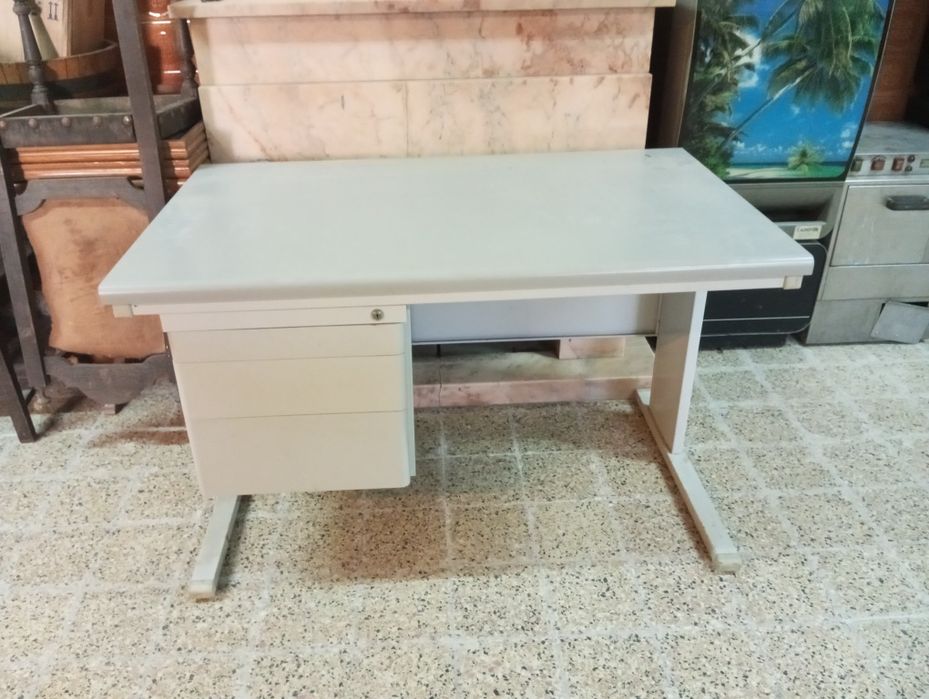 Vendo secretária em segunda mão