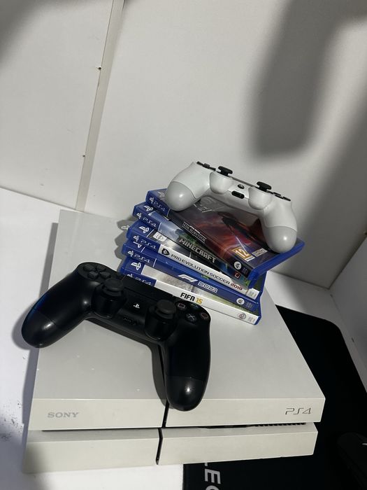 PS4 Branco 500GB + 2 Comandos Originais + 5 Jogos